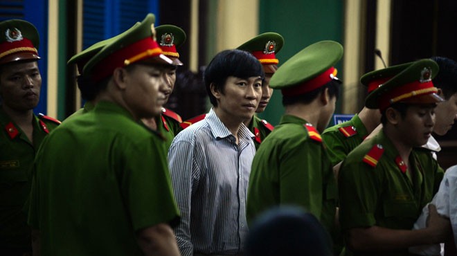 Nhà báo Hoàng Khương được đưa ra ngoài bằng cửa sau để về trại giam, trong khi gia đình bạn bè và phóng viên đều tập trung tại cửa trước.(Ảnh: Thuận Thắng/TTO)